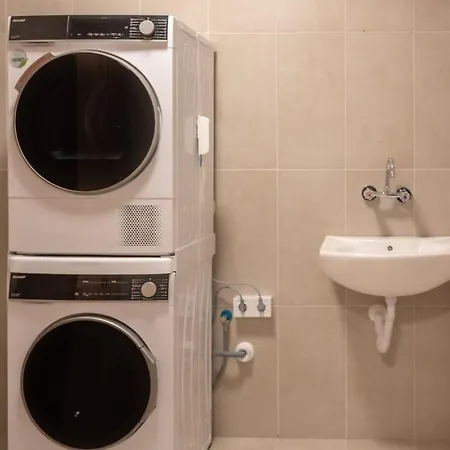 Hostel леглото
